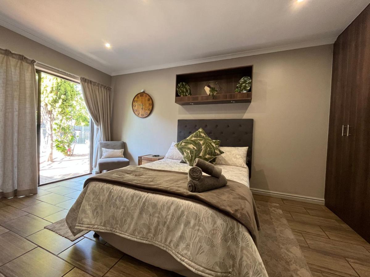 Panorama Self Catering Hotel Parow Exterior photo